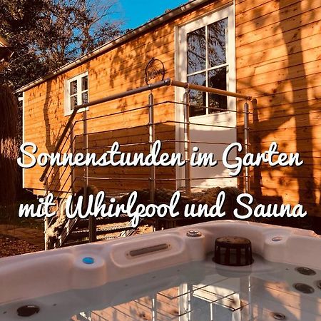 Zirkuswagen Mit Outdoor Whirlpool Und Garten ペータースハーゲン・エッガースドルフ エクステリア 写真