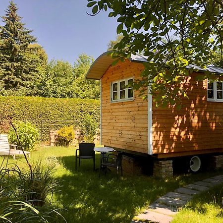 Zirkuswagen Mit Outdoor Whirlpool Und Garten ペータースハーゲン・エッガースドルフ エクステリア 写真