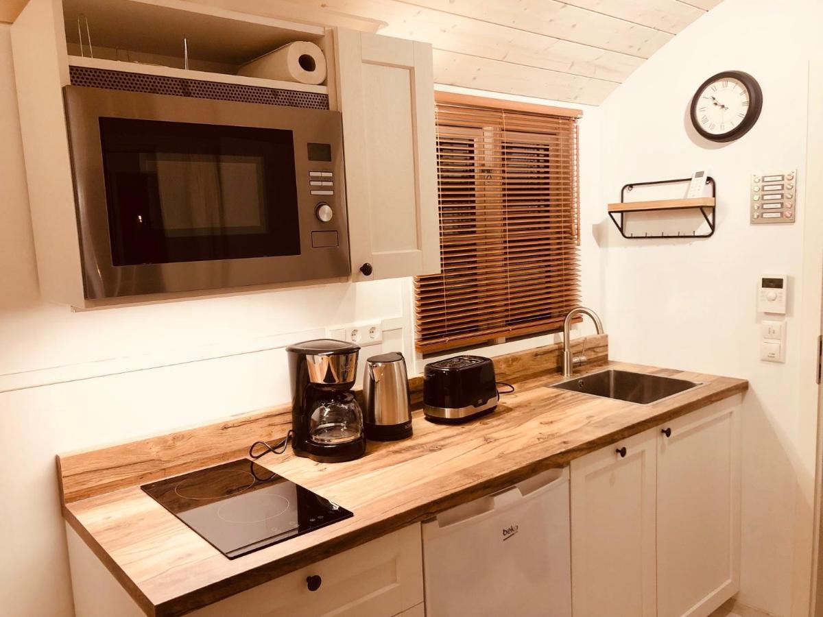 Zirkuswagen Mit Outdoor Whirlpool Und Garten ペータースハーゲン・エッガースドルフ エクステリア 写真