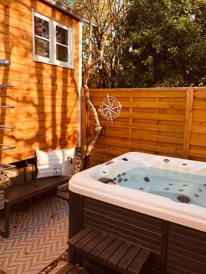 Zirkuswagen Mit Outdoor Whirlpool Und Garten ペータースハーゲン・エッガースドルフ エクステリア 写真