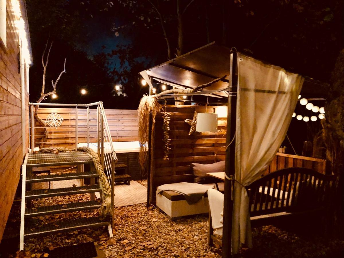 Zirkuswagen Mit Outdoor Whirlpool Und Garten ペータースハーゲン・エッガースドルフ エクステリア 写真