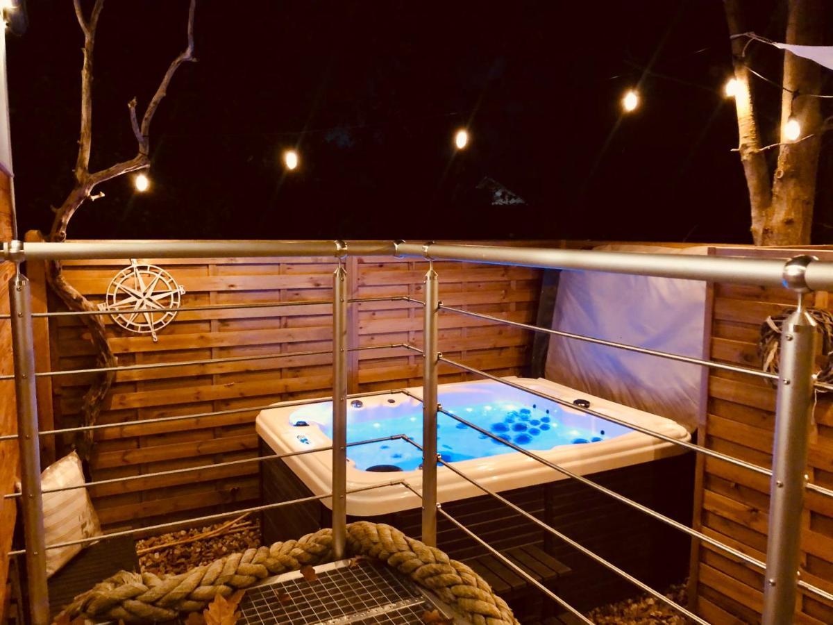 Zirkuswagen Mit Outdoor Whirlpool Und Garten ペータースハーゲン・エッガースドルフ エクステリア 写真