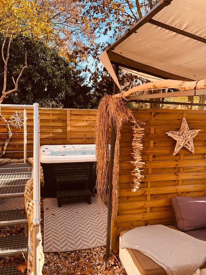 Zirkuswagen Mit Outdoor Whirlpool Und Garten ペータースハーゲン・エッガースドルフ エクステリア 写真