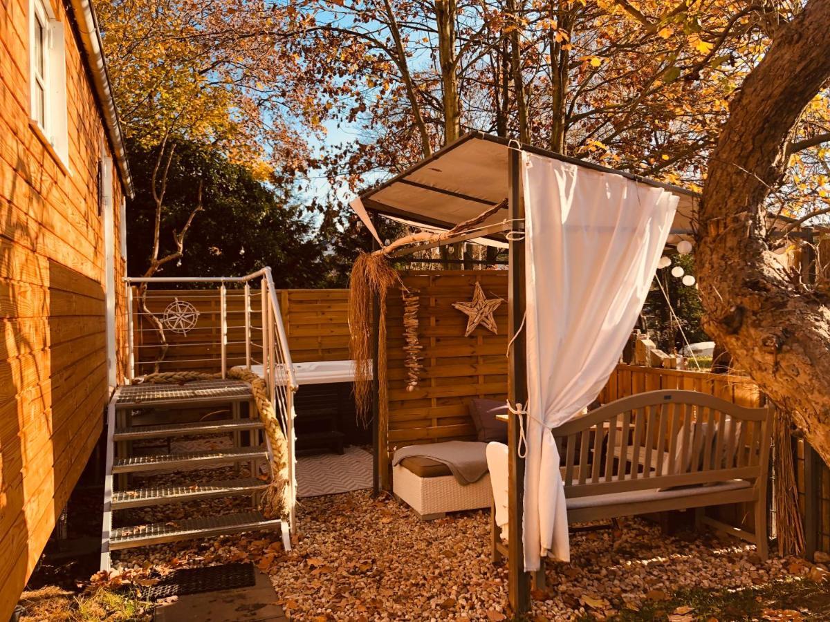 Zirkuswagen Mit Outdoor Whirlpool Und Garten ペータースハーゲン・エッガースドルフ エクステリア 写真
