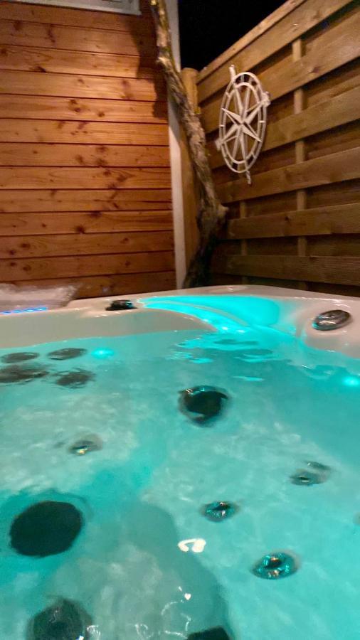 Zirkuswagen Mit Outdoor Whirlpool Und Garten ペータースハーゲン・エッガースドルフ エクステリア 写真