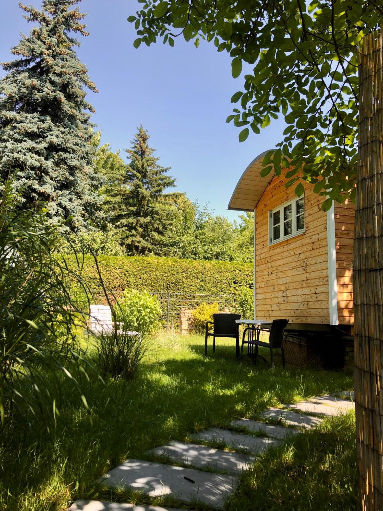 Zirkuswagen Mit Outdoor Whirlpool Und Garten ペータースハーゲン・エッガースドルフ エクステリア 写真