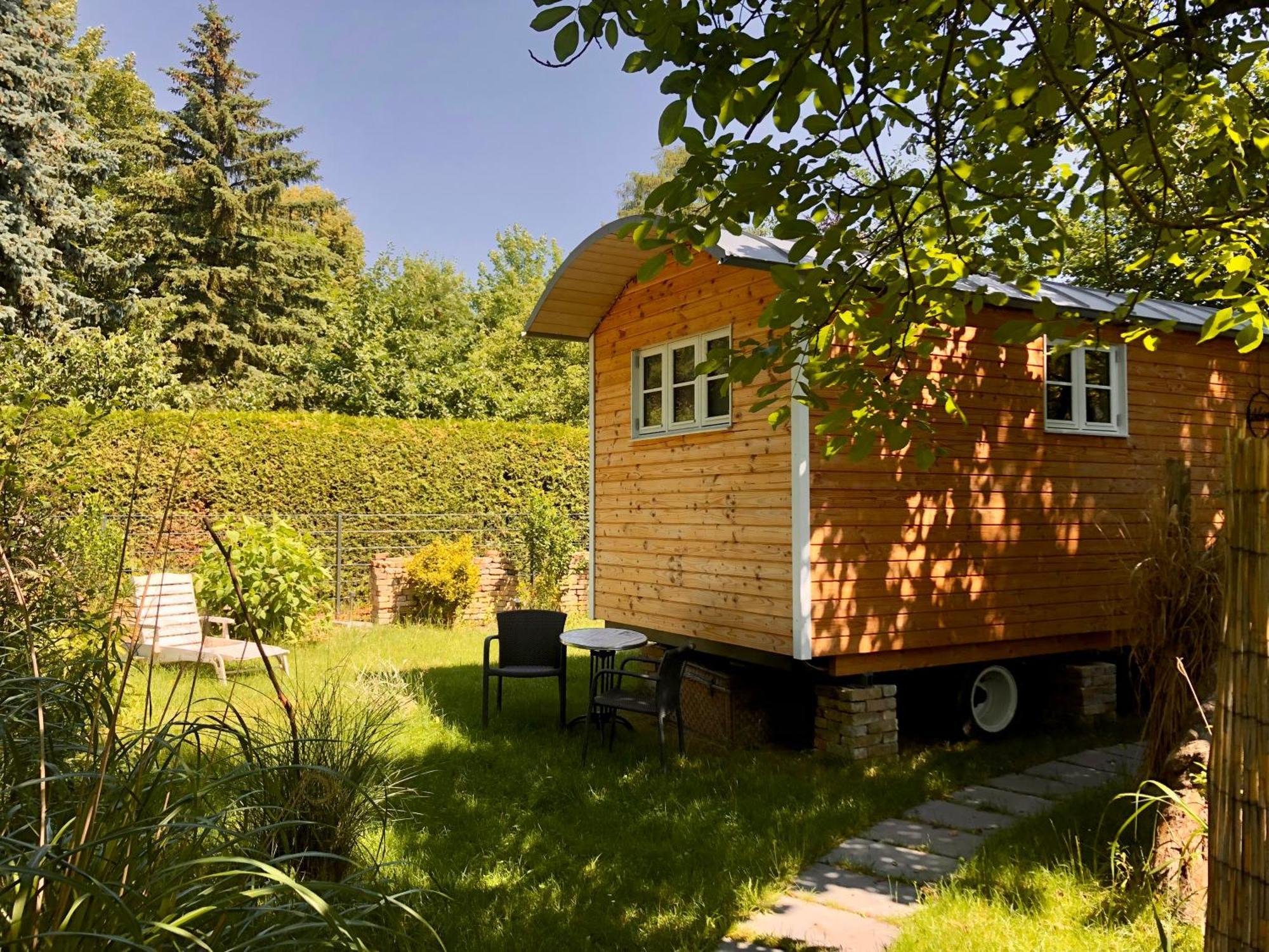 Zirkuswagen Mit Outdoor Whirlpool Und Garten ペータースハーゲン・エッガースドルフ エクステリア 写真